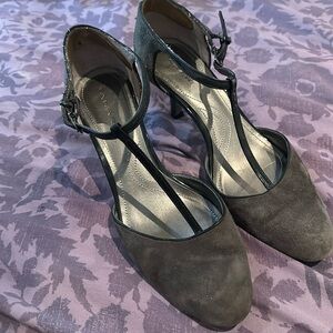 Tahari gray suede heels size 8